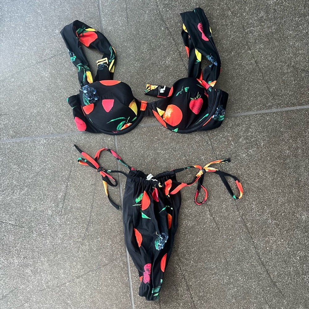 Weworewhat bikini set size small
